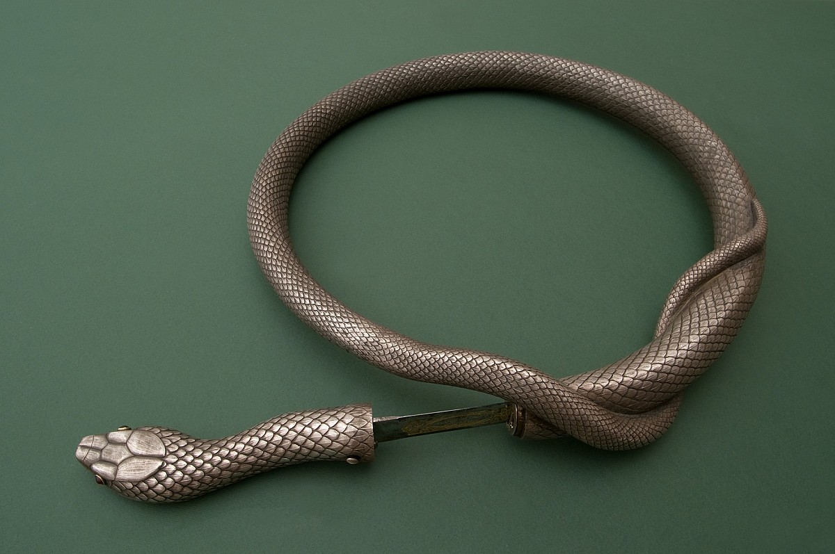 A snake-shaped small sword
